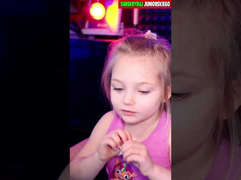 🌈 Moja CÓRKA gra w RAINBOW FRIENDS z widzami! 🌈 #shorts